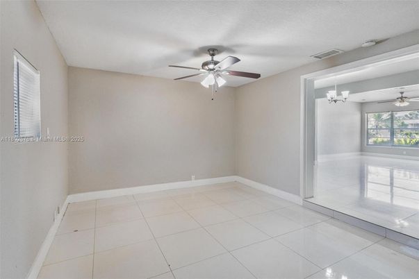 Empty room, Interior