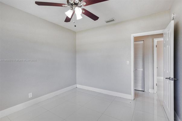 Empty room, Interior