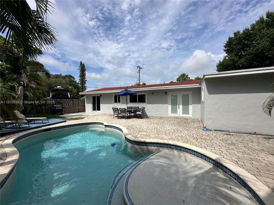 Exterior, Pool