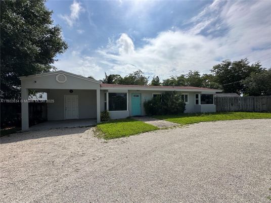 Backyard, Exterior, Facade, Ranch