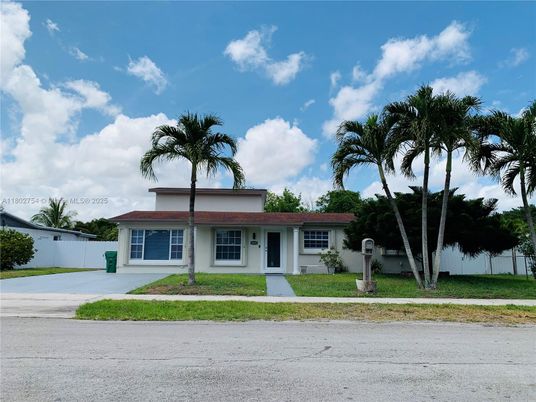 Exterior, Facade, Ranch