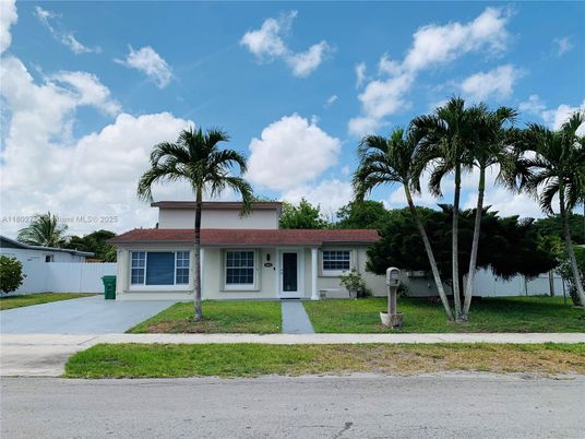 Backyard, Exterior, Facade, Ranch