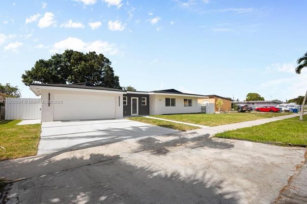Attached, Exterior, Facade, Ranch