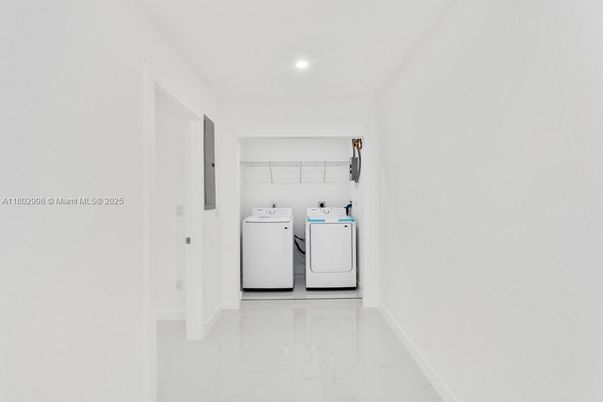 Interior, Marble, Recessed Lighting, Washer
