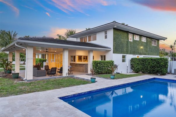 Exterior, Pool