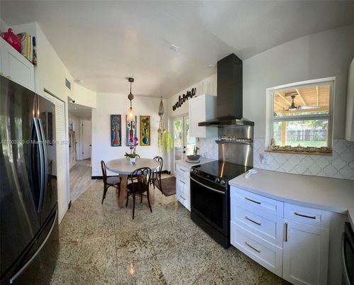 Dining room, Interior, Kitchen, Pendant Lights, Stainless Steel Appliances