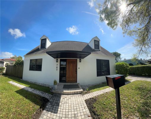 Exterior, Facade, Ranch
