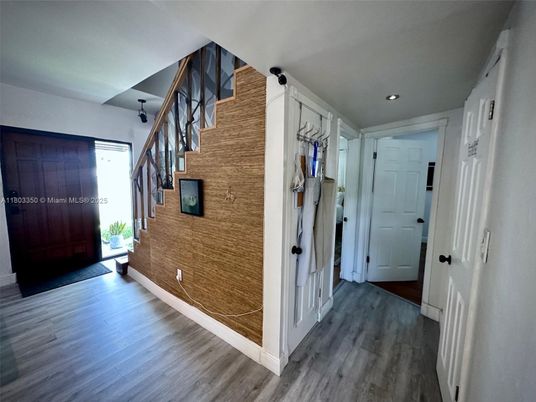 Interior, Recessed Lighting, Wood Texture Flooring
