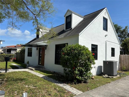 Exterior, Facade, Farmhouse
