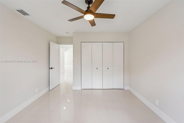 Empty room, Interior