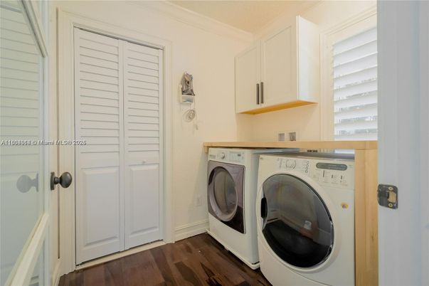 Interior, Utility Closets, Washer, Wood Texture Flooring