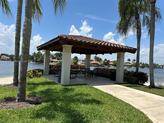 Exterior, Lake