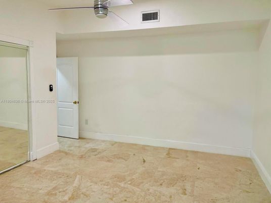 Empty room, Interior