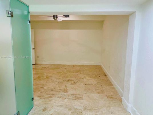 Empty room, Interior