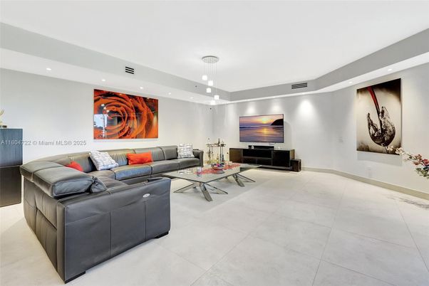 Interior, Living room, Pendant Lights, Recessed Lighting