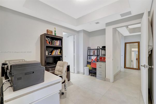 Home Office, Interior