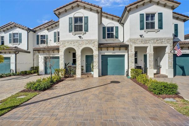 Attached, Exterior, Facade, Mediterranean