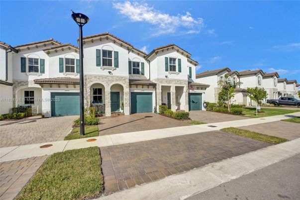 Attached, Exterior, Facade, Mediterranean