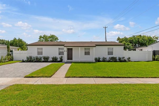 Exterior, Facade, Ranch