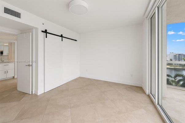 Empty room, Interior, Water