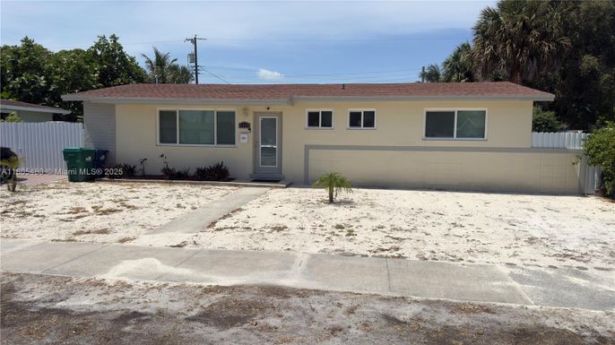 Attached, Exterior, Facade, Ranch