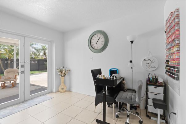 Home Office, Interior