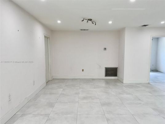 Empty room, Interior, Recessed Lighting
