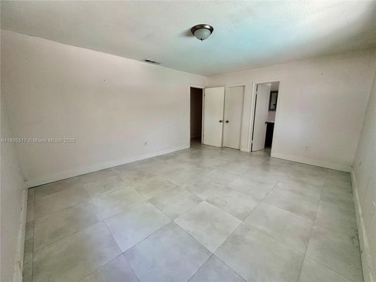 Empty room, Interior