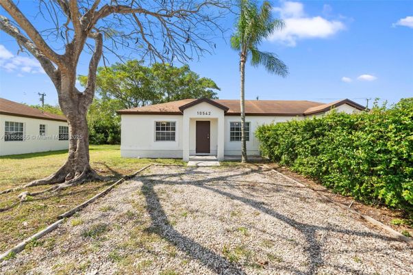 Backyard, Exterior, Facade, Ranch