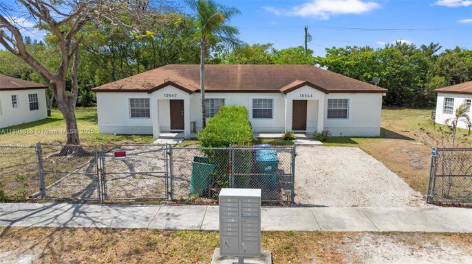 Backyard, Exterior, Facade, Ranch