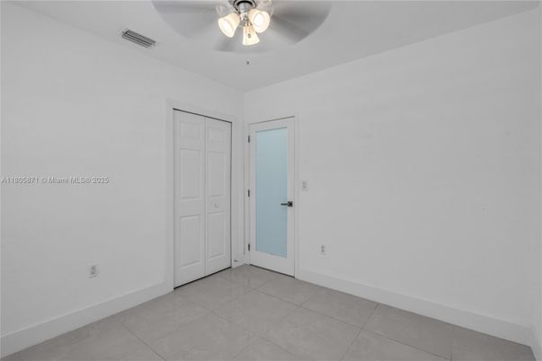 Empty room, Interior