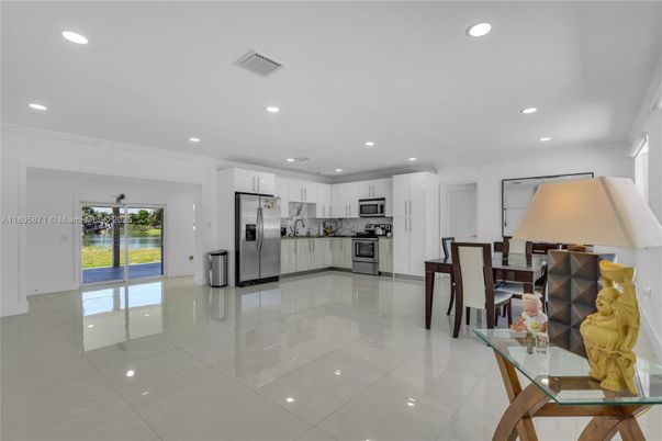 Dining room, Interior, Kitchen, Recessed Lighting, Stainless Steel Appliances