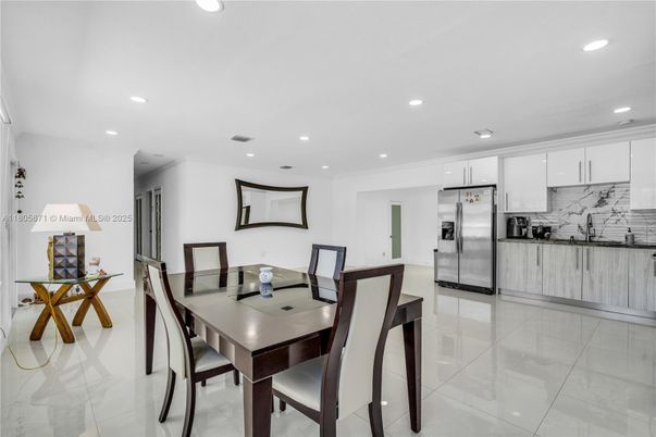 Dining room, Interior, Kitchen, Recessed Lighting, Stainless Steel Appliances