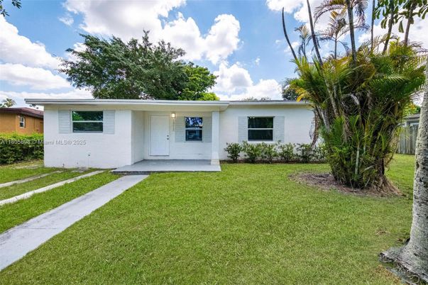 Backyard, Exterior, Facade, Ranch
