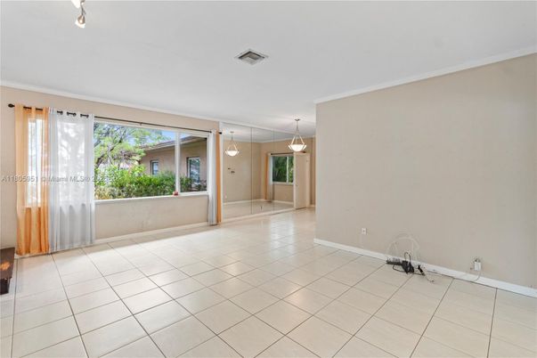 Empty room, Interior, Pendant Lights