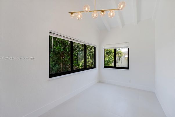 Empty room, Interior