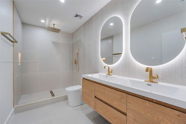 Bathroom, Dual Sink Vanities, Interior, Recessed Lighting