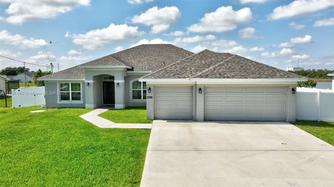 Attached, Exterior, Facade, Ranch