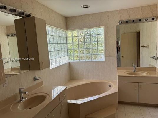 Bathroom, Dual Sink Vanities, Interior, Recessed Lighting