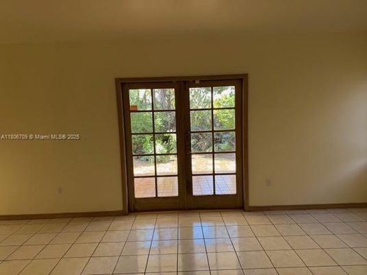 Empty room, Interior