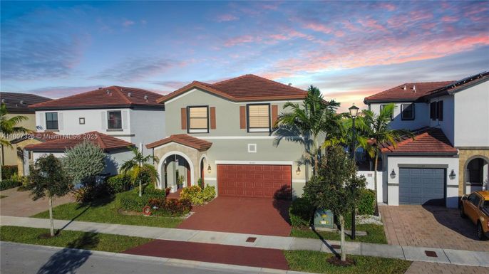 Attached, Exterior, Facade, Mediterranean