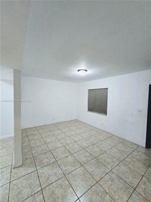 Empty room, Interior