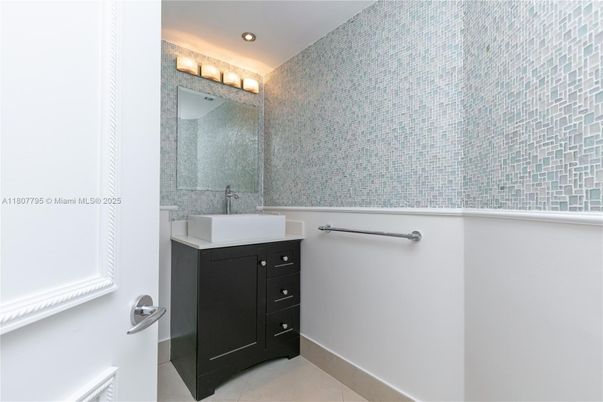 Bathroom, Interior, Recessed Lighting