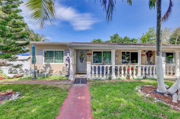 Backyard, Exterior, Facade, Ranch
