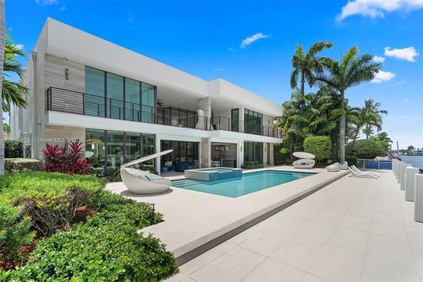 Backyard, Exterior, Facade, Pool, Water, Modern