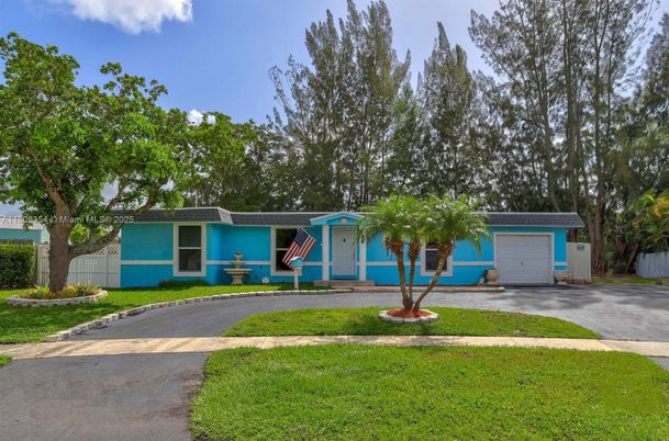 Attached, Exterior, Facade, Ranch