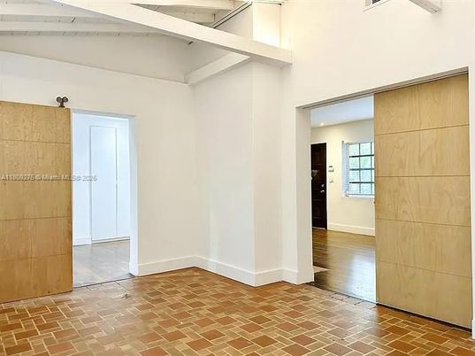 Empty room, Interior
