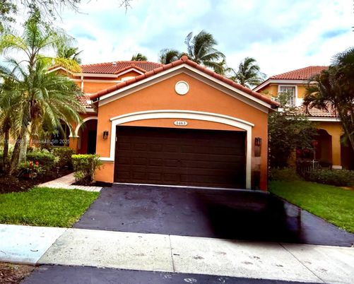Attached, Exterior, Facade, Mediterranean