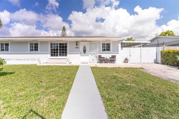 Backyard, Exterior, Facade, Ranch