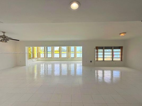 Empty room, Interior, Water